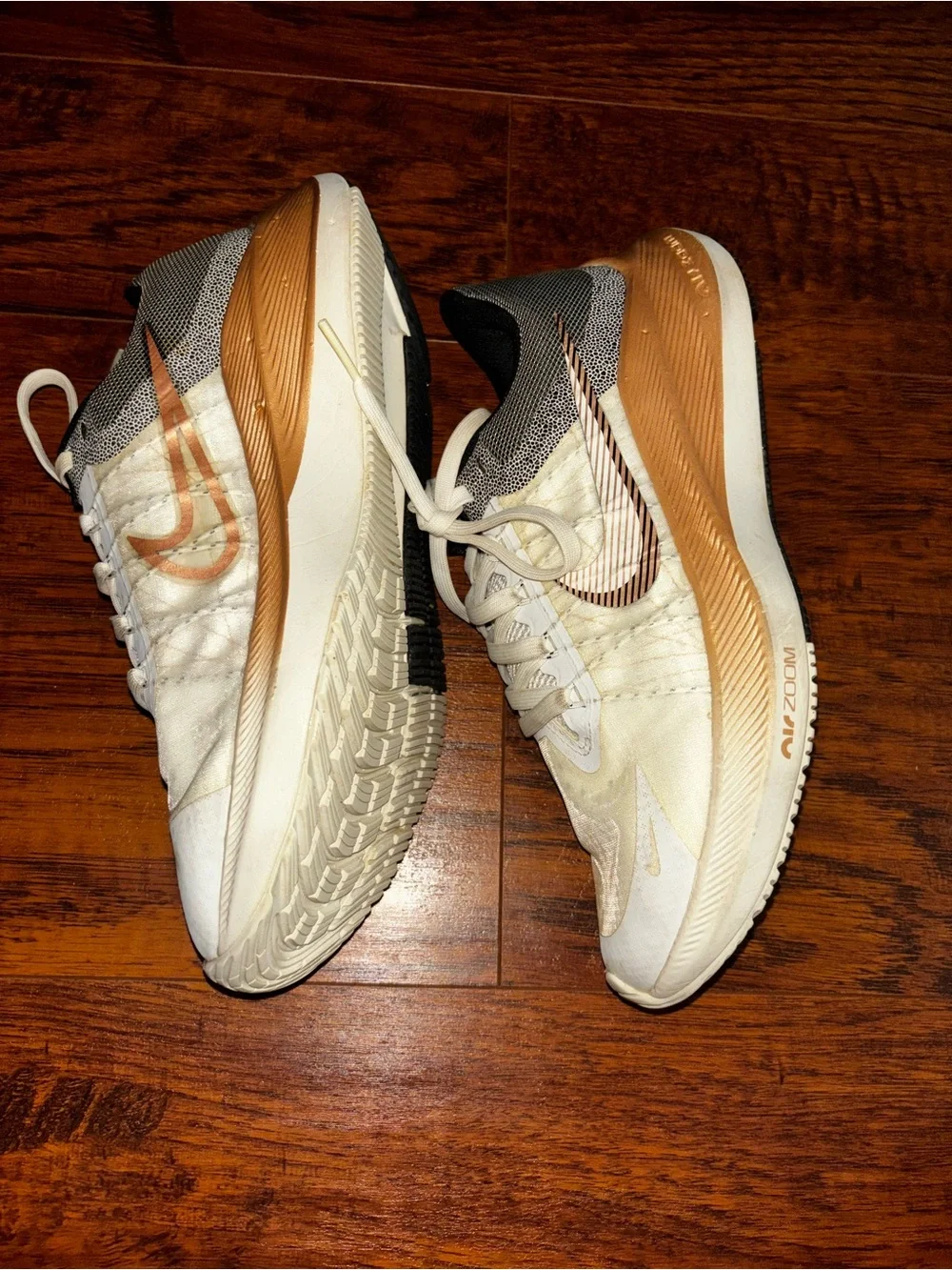 Nike Air Zoom Winflo 8 Premium Running Shoes Sail Metallic Copper Coin Sneakers